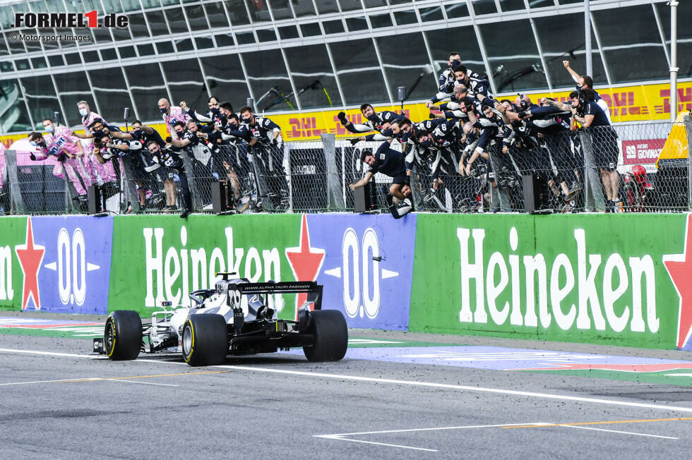 Monza 2020: Weil Hamilton während des Safety-Cars zum Reifenwechsel kommt, obwohl die Boxengasse geschlossen ist, erhält er eine Zeitstrafe und verliert den sicheren Sieg. Nach roter Flagge und Neustart siegt überraschend Gasly, der mit Sainz und Stroll auf dem Treppchen steht. Monza 2020: Weil Hamilton während des Safety-Cars zum Reifenwechsel kommt, obwohl die Boxengasse geschlossen ist, erhält er eine Zeitstrafe und verliert den sicheren Sieg. Nach roter Flagge und Neustart siegt überraschend Gasly, der mit Sainz und Stroll auf dem Treppchen steht.