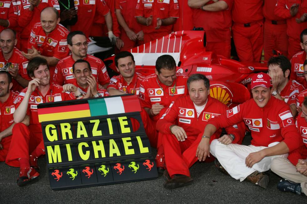 Foto zur News: Schumacher tritt zurück (2006): Es ist kein Abschied für immer, doch als &quot;Schumi&quot; zum ersten Mal aus der Formel 1 zurücktritt, endet eine Ära. Er verabschiedet sich mit sieben WM-Titeln, 91 Siegen und als lebende Legende. Das i-Tüpfelchen bleibt allerdings aus, bei seinem letzten Rennen verpasst er Titel Nummer acht im Kampf gegen Alonso.