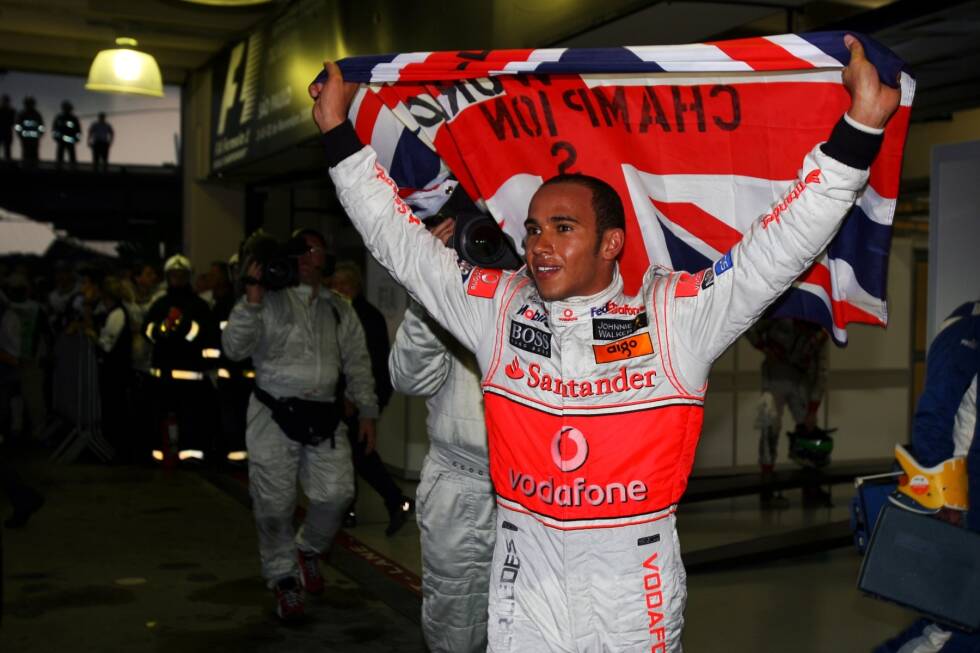 Foto zur News: Hamiltons erster Streich (2008): 2007 verpasst er den Titel noch um einen Zähler an Räikkönen, 2008 schlägt die große Stunde von Lewis Hamilton. In seinem erst zweiten Jahr wird er zum ersten Mal Weltmeister. Bereits da deutet sich an, dass der Name Hamilton in den Formel-1-Geschichtsbüchern noch ein ganz wichtiger werden wird ...