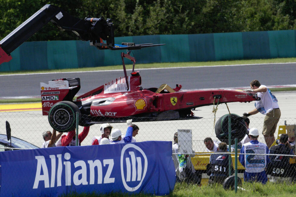 Foto zur News: Felipe Massas Unfall (2009): Er ist eine der tragischen Figuren des Jahrzehnts. 2008 verpasst er zunächst hauchdünn den Titel, ein Jahr später hat er einen schweren Unfall, nach dem er nie mehr an seine alte Form anknüpfen kann. &quot;Schumi&quot; soll ihn damals bei Ferrari ersetzen, doch daraus wird nichts. Er kehrt erst 2010 mit Mercedes zurück.
