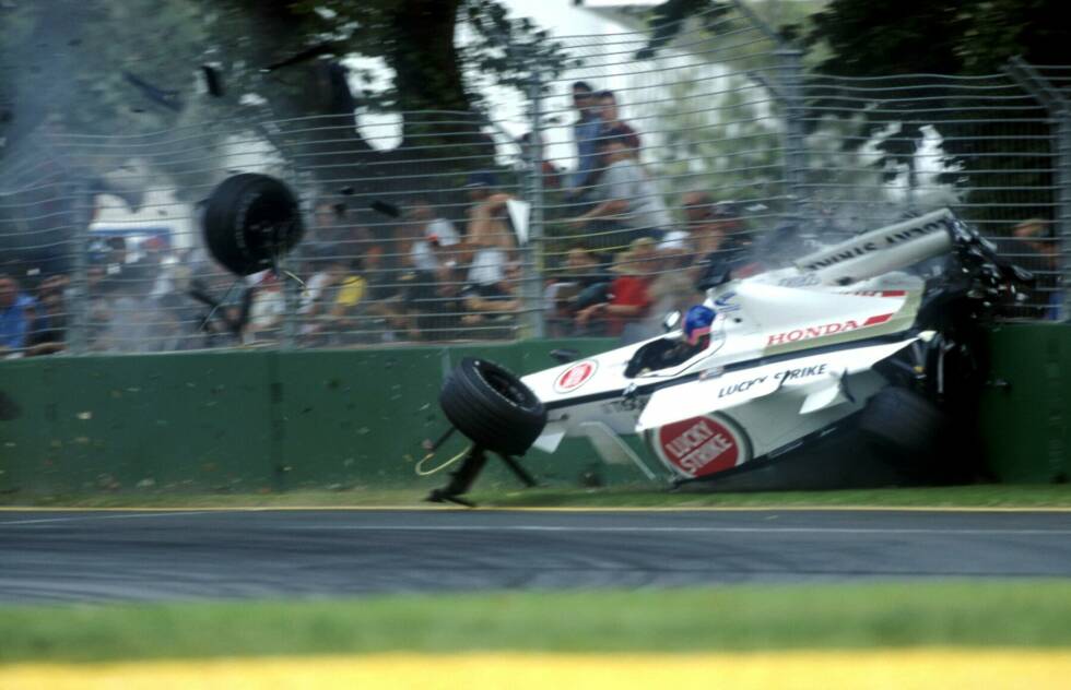 Foto zur News: Tödlicher Unfall in Monza (2000): Das neue Jahrtausend hat nicht den besten Start. Bei einem Unfall in Monza stirbt ein Streckenposten, der von einem umherfliegenden Rad getroffen wird. Es ist der erste Todesfall in der Formel 1 seit Ayrton Senna 1994. Beim Saisonauftakt 2001 in Melbourne (Bild) gibt es einen weiteren tödlichen Unfall.