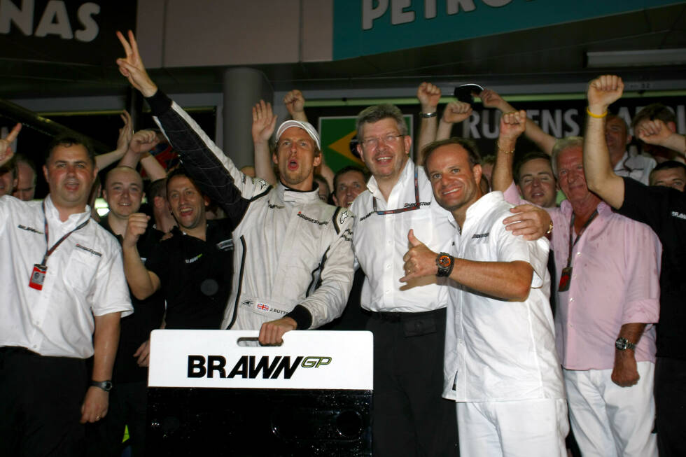 Foto zur News: Das Brawn-Märchen (2009): Als Honda sich nach der Saison 2008 aus der Formel 1 zurückzieht, kauft Ross Brawn die Reste des Werksteams auf. Mit Mercedes-Motoren im Heck schreibt er anschließend Geschichte und gewinnt sofort beide WM-Titel. Das Team verkauft er nach nur einem Jahr weiter an Mercedes.