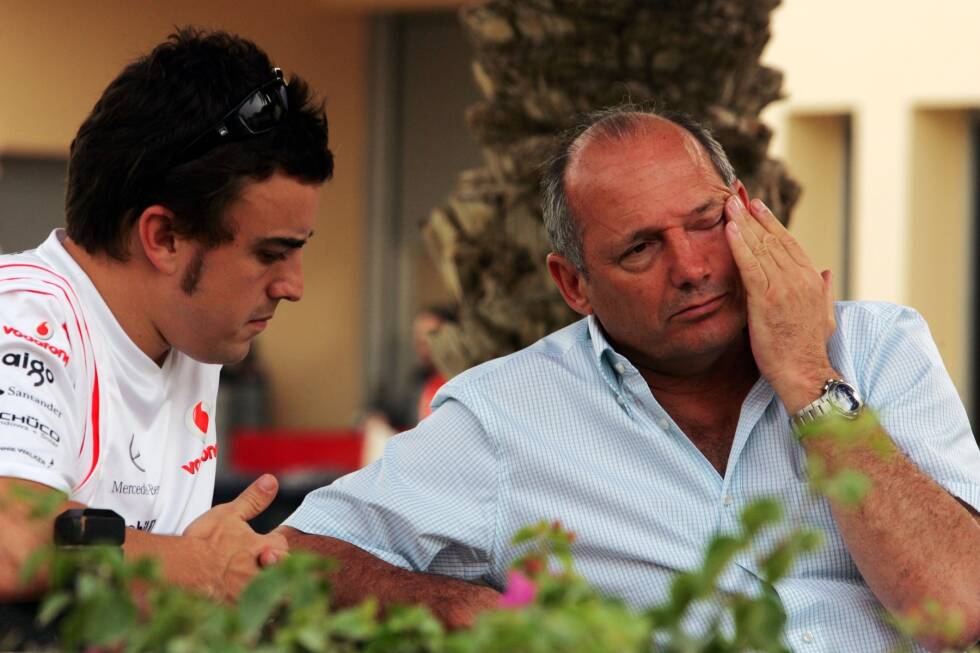 Foto zur News: Spygate (2007): Den bis dahin größten Skandal des Jahrzehnts gibt es 2007. McLaren gelangt an interne Ferrari-Daten, wird aus der WM ausgeschlossen und muss 100 Millionen US-Dollar Strafe zahlen. Öffentlich wird die ganze Sache nach einem Streit zwischen Alonso und Teamboss Ron Dennis.