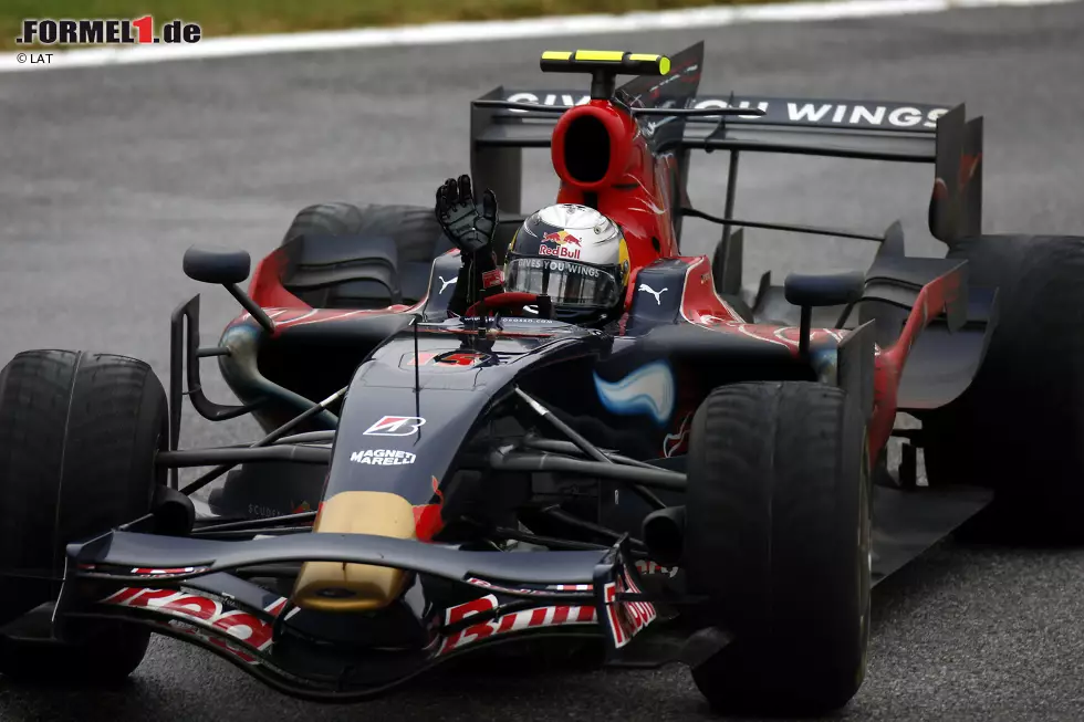 Vettels Sensationssieg (2008): Nach Michael Schumacher hat Formel-1-Deutschland einen neuen Helden. Im Toro Rosso - ehemals Minardi - gewinnt der damals 21-jährige Sebastian Vettel sensationell im nassen Monza. Viele Beobachter ahnen bereits: Da fährt ein zukünftiger Weltmeister! Foto zur News: Vettels Sensationssieg (2008): Nach Michael Schumacher hat Formel-1-Deutschland einen neuen Helden. Im Toro Rosso - ehemals Minardi - gewinnt der damals 21-jährige Sebastian Vettel sensationell im nassen Monza. Viele Beobachter ahnen bereits: Da fährt ein zukünftiger Weltmeister!