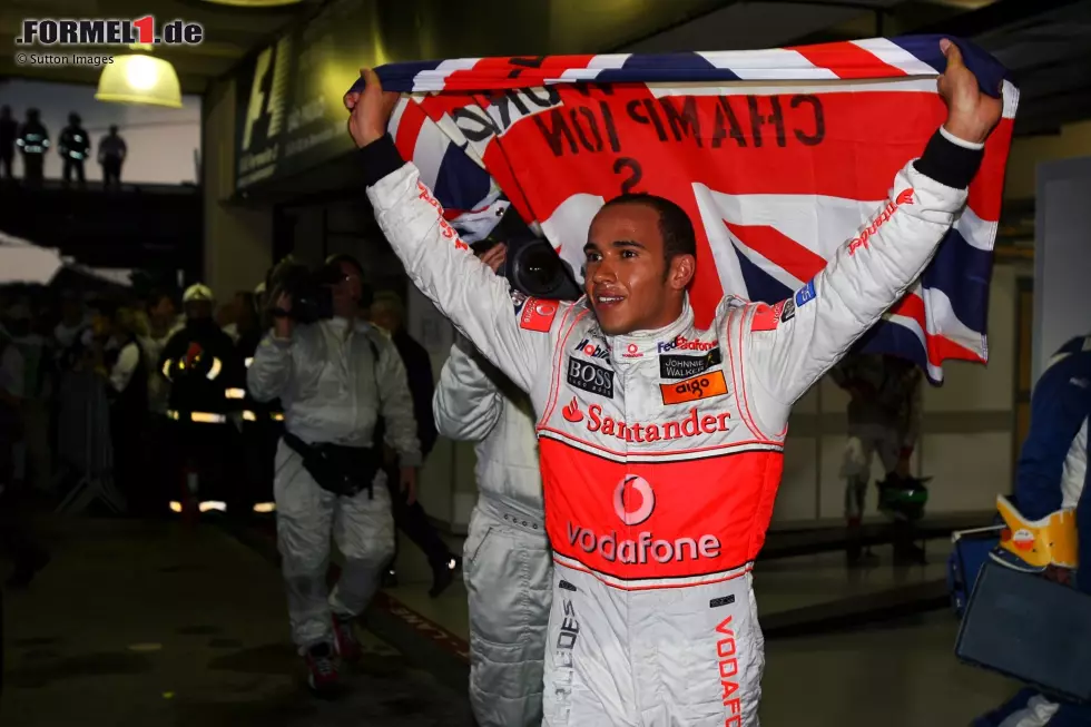 Hamiltons erster Streich (2008): 2007 verpasst er den Titel noch um einen Zähler an Räikkönen, 2008 schlägt die große Stunde von Lewis Hamilton. In seinem erst zweiten Jahr wird er zum ersten Mal Weltmeister. Bereits da deutet sich an, dass der Name Hamilton in den Formel-1-Geschichtsbüchern noch ein ganz wichtiger werden wird ... Foto zur News: Hamiltons erster Streich (2008): 2007 verpasst er den Titel noch um einen Zähler an Räikkönen, 2008 schlägt die große Stunde von Lewis Hamilton. In seinem erst zweiten Jahr wird er zum ersten Mal Weltmeister. Bereits da deutet sich an, dass der Name Hamilton in den Formel-1-Geschichtsbüchern noch ein ganz wichtiger werden wird ...