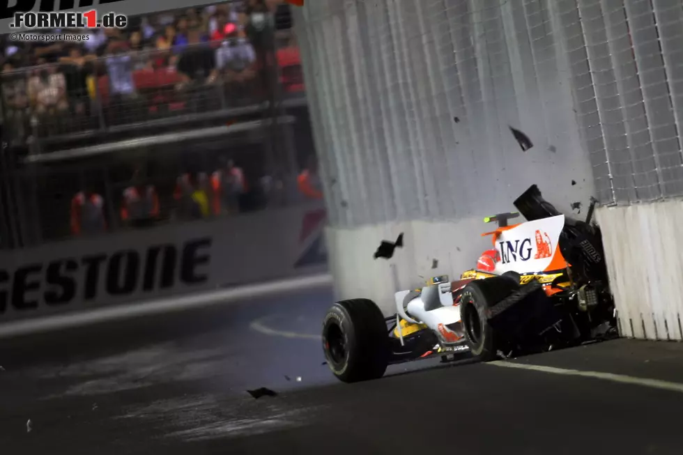 Crashgate (2008): Nur ein Jahr nach Spygate folgt der nächste Skandal. Nelson Piquet jun. fabriziert in Singapur absichtlich einen Unfall, um seinem Renault-Teamkollegen Fernando Alonso den Sieg zu ermöglichen. Für Teamchef Flavio Briatore ist der Skandal, der erst 2009 auffliegt, das endgültige Ende in der Formel 1. Foto zur News: Crashgate (2008): Nur ein Jahr nach Spygate folgt der nächste Skandal. Nelson Piquet jun. fabriziert in Singapur absichtlich einen Unfall, um seinem Renault-Teamkollegen Fernando Alonso den Sieg zu ermöglichen. Für Teamchef Flavio Briatore ist der Skandal, der erst 2009 auffliegt, das endgültige Ende in der Formel 1.