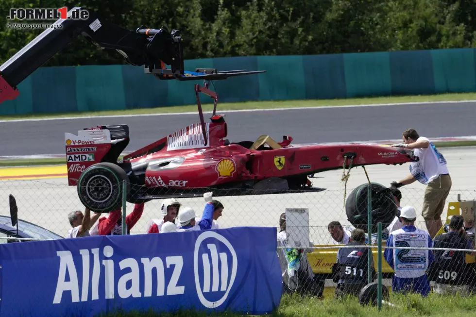 Felipe Massas Unfall (2009): Er ist eine der tragischen Figuren des Jahrzehnts. 2008 verpasst er zunächst hauchdünn den Titel, ein Jahr später hat er einen schweren Unfall, nach dem er nie mehr an seine alte Form anknüpfen kann. "Schumi" soll ihn damals bei Ferrari ersetzen, doch daraus wird nichts. Er kehrt erst 2010 mit Mercedes zurück. Foto zur News: Felipe Massas Unfall (2009): Er ist eine der tragischen Figuren des Jahrzehnts. 2008 verpasst er zunächst hauchdünn den Titel, ein Jahr später hat er einen schweren Unfall, nach dem er nie mehr an seine alte Form anknüpfen kann. "Schumi" soll ihn damals bei Ferrari ersetzen, doch daraus wird nichts. Er kehrt erst 2010 mit Mercedes zurück.