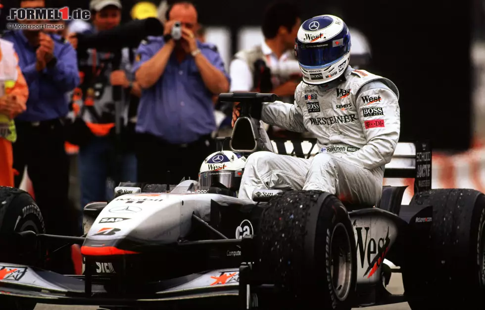 Foto zur News: Mika Häkkinen verabschiedet sich (2001): Wo ein Anfang ist, da ist auch ein Ende. 2001 sieht das Debüt von Alonso, Räikkönen und Montoya, aber auch den Abschied von Mika Häkkinen. Nach elf Jahren in der Formel 1, 20 Siegen und zwei WM-Titeln ist Schluss für den &quot;Fliegenden Finnen&quot;. Das Ende einer Ära.