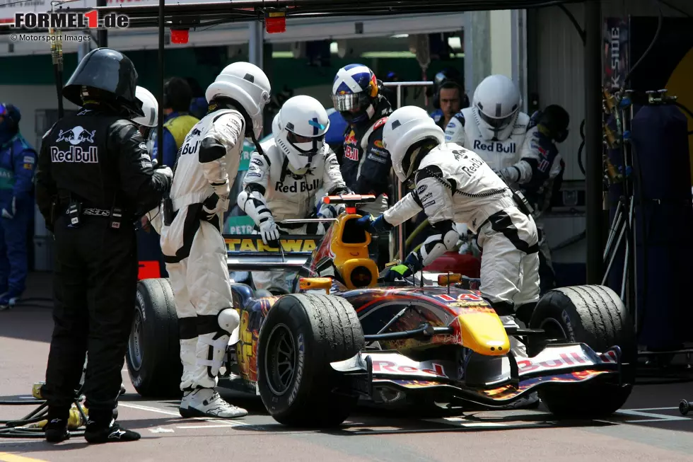 Pech auch für Red Bull: Neben Coulthard scheidet auch Teamkollege Vitantonio Liuzzi aus. An der Nullnummer können auch die als Sturmtruppen verkleideten Mechaniker nichts ändern. Foto zur News: Pech auch für Red Bull: Neben Coulthard scheidet auch Teamkollege Vitantonio Liuzzi aus. An der Nullnummer können auch die als Sturmtruppen verkleideten Mechaniker nichts ändern.
