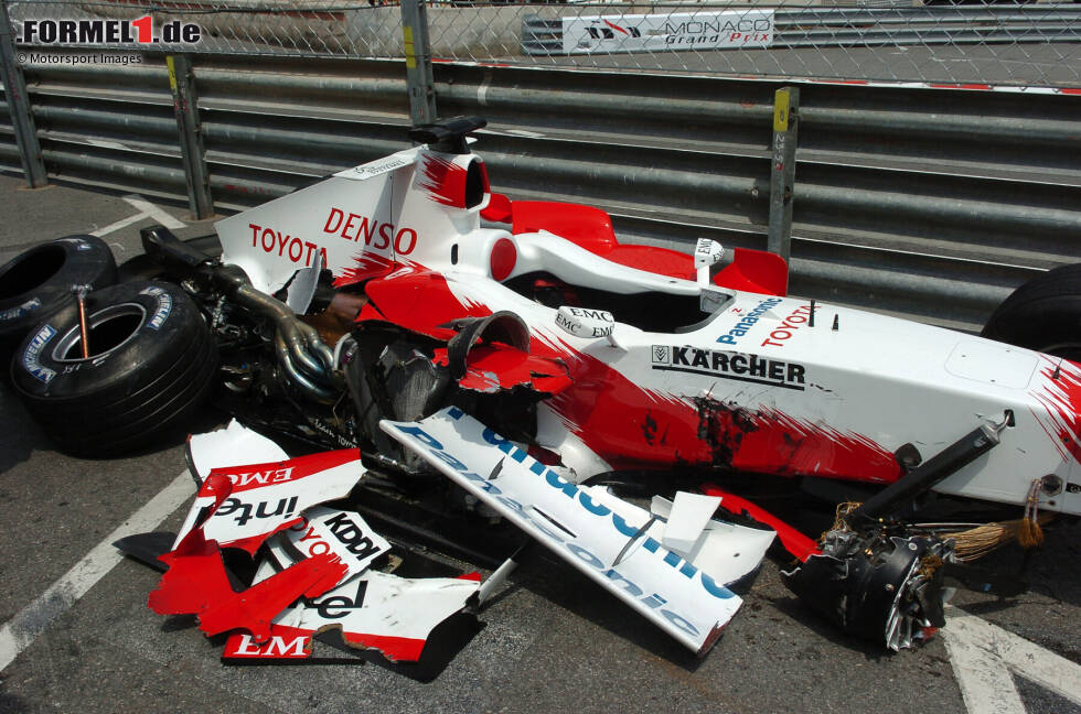 Foto zur News: Zunächst nicht mit Ralf Schumacher, der im Qualifying crasht. Er muss von ganz hinten starten, zeigt am Sonntag aber zumindest noch eine beeindruckende Aufholjagd und wird Sechster.