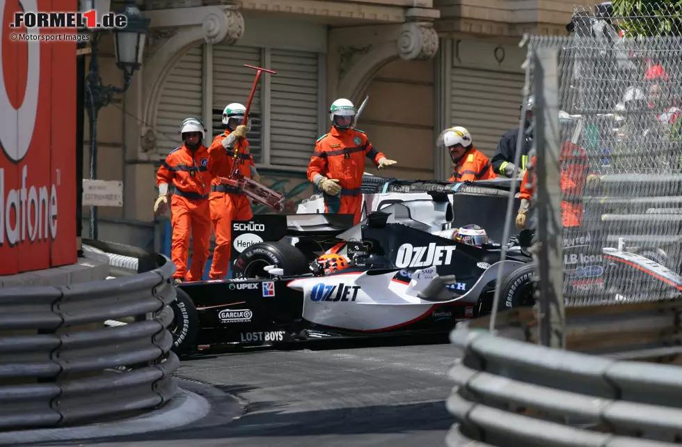 Foto zur News: ... ein Dreher von Christijan Albers wirft die McLaren-Strategie über den Haufen. Nach etwas Verwirrung kommt in Runde 25 das Safety-Car raus.