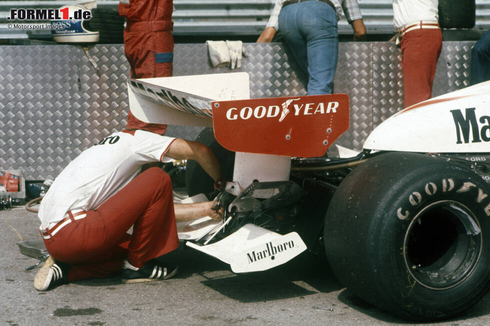 1976: Zwei Jahre später versucht sich McLaren am Heck mit einem zusätzlichen Flügel, um mehr Abtrieb zu generieren. 1976: Zwei Jahre später versucht sich McLaren am Heck mit einem zusätzlichen Flügel, um mehr Abtrieb zu generieren.