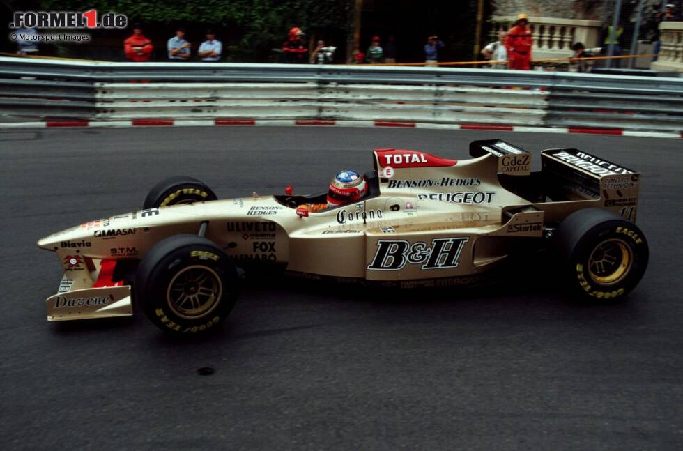 Foto zur News: 1996: Nachdem McLaren bereits 1995 auf einen zusätzlichen Flügel auf der Motorenabdeckung setzt, bringt Jordan ein Jahr später seine eigene Variante mit nach Monaco. Er sorgt nicht nur für zusätzlichen Abtrieb sondern hilft auch dabei, die Luft vor dem Heckflügel zu bereinigen.