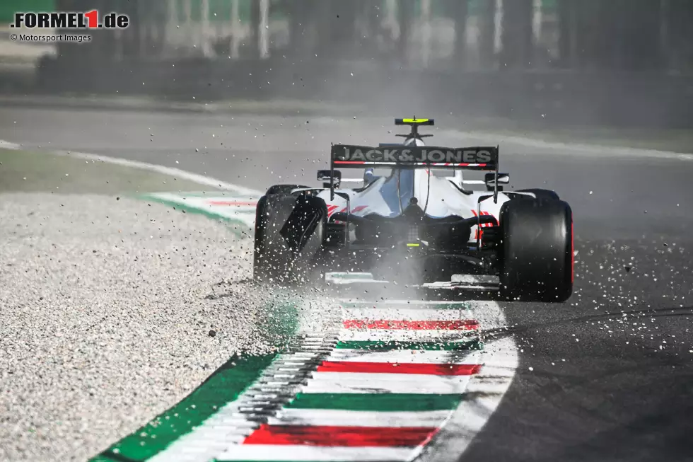 Foto zur News: Kevin Magnussen (4): Im Qualifying Q2 erreicht, was mit dem Haas schon eine Leistung ist. Nach einem mäßigen Start war sein Rennen aber bereits gelaufen, weil nach einer Berührung sein Frontflügel kaputt war. Später dann mit einem Motorenproblem ganz ausgeschieden. Immerhin sorgte das anschließend für das spannende Rennen ...