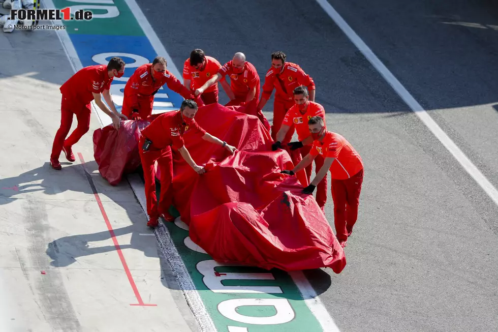 Foto zur News: Charles Leclerc (5): Der Unfall des Monegassen als Sinnbild für das schlechteste Ferrari-Ergebnis in Monza seit 1995. Ja, der SF1000 ist schwer zu fahren. Trotzdem hat Leclerc die Schuld für den Unfall auf sich genommen. Das ehrt ihn, lässt für uns aber keine andere Note als eine 5 zu.