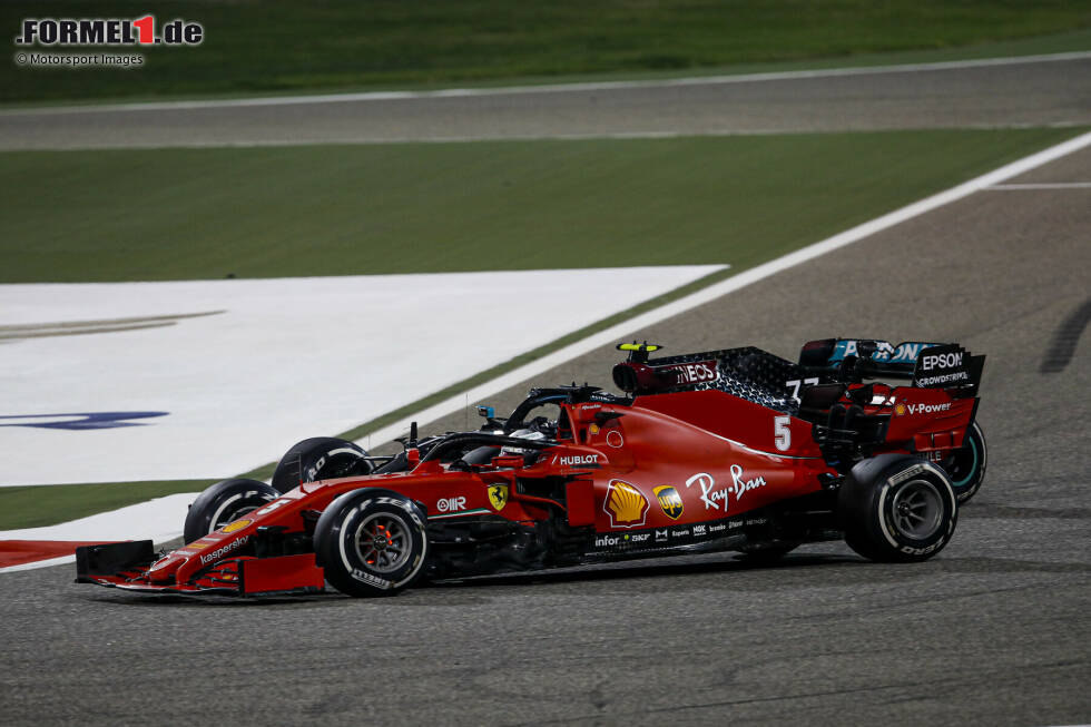 Foto zur News: Sebastian Vettel (4): Im Qualifying zum zweiten Mal in Folge schneller als Leclerc, doch im Rennen kehrte sich das Kräfteverhältnis bei Ferrari wieder um. Unter anderem gab&#039;s - wie auch schon 2019 in Bahrain - einen Dreher. Am Ende P13. Vor der 5 rettet ihn, dass der Ferrari an diesem Wochenende sowieso kaum konkurrenzfähig war.