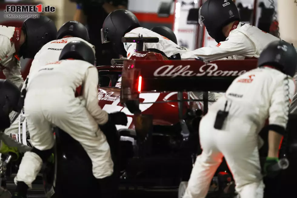 Kimi Räikkönen (4): Im Qualifying mehr als drei Zehntel hinter dem Teamkollegen. Dass es im Rennen nicht besser lief, hatte auch damit zu tun, dass sein Bolide bei beiden Starts beschädigt wurde. Deswegen am Ende nur P15. Nicht nur seine Schuld, aber für eine 3 war uns das Gezeigte unterm Strich zu wenig. Foto zur News: Kimi Räikkönen (4): Im Qualifying mehr als drei Zehntel hinter dem Teamkollegen. Dass es im Rennen nicht besser lief, hatte auch damit zu tun, dass sein Bolide bei beiden Starts beschädigt wurde. Deswegen am Ende nur P15. Nicht nur seine Schuld, aber für eine 3 war uns das Gezeigte unterm Strich zu wenig.