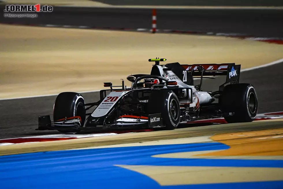 Kevin Magnussen (4): Für den Dänen ein unauffälliges Rennen, bei dem der Teamkollege für die Schlagzeilen sorgte. Im Qualifying minimal schneller als Grosjean, im Rennen dann 17. und effektiv Letzter. Lag sicher nicht nur an ihm sondern auch am Auto und der etwas seltsamen Strategie. Mehr als eine 4 können wir aber nicht geben. Foto zur News: Kevin Magnussen (4): Für den Dänen ein unauffälliges Rennen, bei dem der Teamkollege für die Schlagzeilen sorgte. Im Qualifying minimal schneller als Grosjean, im Rennen dann 17. und effektiv Letzter. Lag sicher nicht nur an ihm sondern auch am Auto und der etwas seltsamen Strategie. Mehr als eine 4 können wir aber nicht geben.