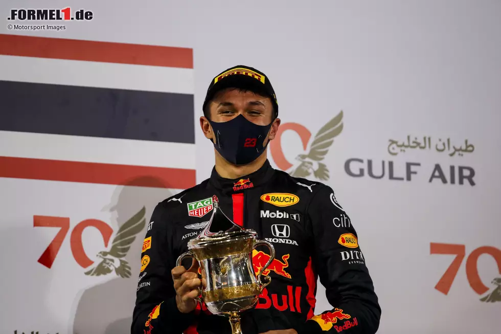 Alexander Albon (4): Ja, mit P3 hat er sein bestes Ergebnis eingestellt. Wirklich berühmt war das Wochenende aber wieder nicht. Crash im Training, der übliche Rückstand auf Verstappen im Quali und er gibt sogar selbst zu, das Podium am Ende nur durch Glück erreicht zu haben. Eigentlich zu wenig im Red Bull - sagt übrigens auch Verstappen. Foto zur News: Alexander Albon (4): Ja, mit P3 hat er sein bestes Ergebnis eingestellt. Wirklich berühmt war das Wochenende aber wieder nicht. Crash im Training, der übliche Rückstand auf Verstappen im Quali und er gibt sogar selbst zu, das Podium am Ende nur durch Glück erreicht zu haben. Eigentlich zu wenig im Red Bull - sagt übrigens auch Verstappen.