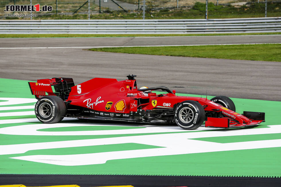 Foto zur News: Sebastian Vettel (3): Eigentlich war er der langsamere der beiden Ferrari-Piloten in Spa, im Ziel lag er jedoch vor Teamkollege Leclerc, weil er nur einen Stopp einlegte. Der teaminterne Zweikampf war hart, der kleine Ausritt nach dem Überholmanöver von Pierre Gasly in Les Combes unnötig.