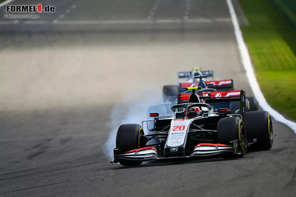 Foto zur News: Kevin Magnussen (4): Letzter im Qualifying (Kiesbett-Ausflug), Letzter im Rennen - kann man da noch eine 4 rechtfertigen? Wir können es: Zum einen ist der Haas wie alle anderen Ferrari-Fahrzeuge in Spa arg gebeutelt, zum anderen kann Magnussen nichts dafür, dass sein Team fast den kompletten Freitag mit Motorenproblemen verpasst.