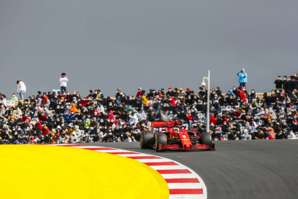 Foto zur News: Sebastian Vettel (4): Qualifying völlig verkorkst und sogar hinter Russell im Williams gelandet. Nicht nur er selbst wundert sich, wie das möglich ist, wenn der Teamkollege in die zweite Reihe fährt. Im Rennen dann besser unterwegs und immerhin noch einen Punkt mitgenommen. Zufrieden sind damit aber weder wir noch er selbst.