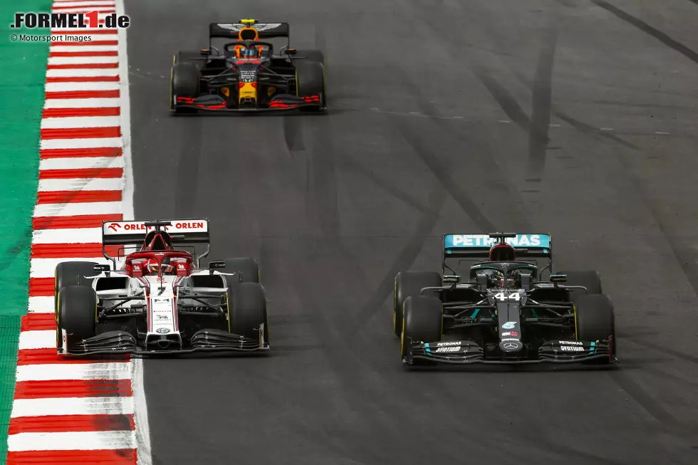 Kimi Räikkönen (1): Das "gewisse Extra", das uns bei Russell gefehlt hat, haben wir beim "Iceman" mit seiner sensationellen ersten Runde gesehen. Bis auf P6 ging es für ihn nach vorne. Verständlich, dass er das im Alfa Romeo nicht halten konnte. Mit dem undankbaren P11 am Ende wohl das Maximum aus dem C39 gequetscht. Foto zur News: Kimi Räikkönen (1): Das "gewisse Extra", das uns bei Russell gefehlt hat, haben wir beim "Iceman" mit seiner sensationellen ersten Runde gesehen. Bis auf P6 ging es für ihn nach vorne. Verständlich, dass er das im Alfa Romeo nicht halten konnte. Mit dem undankbaren P11 am Ende wohl das Maximum aus dem C39 gequetscht.