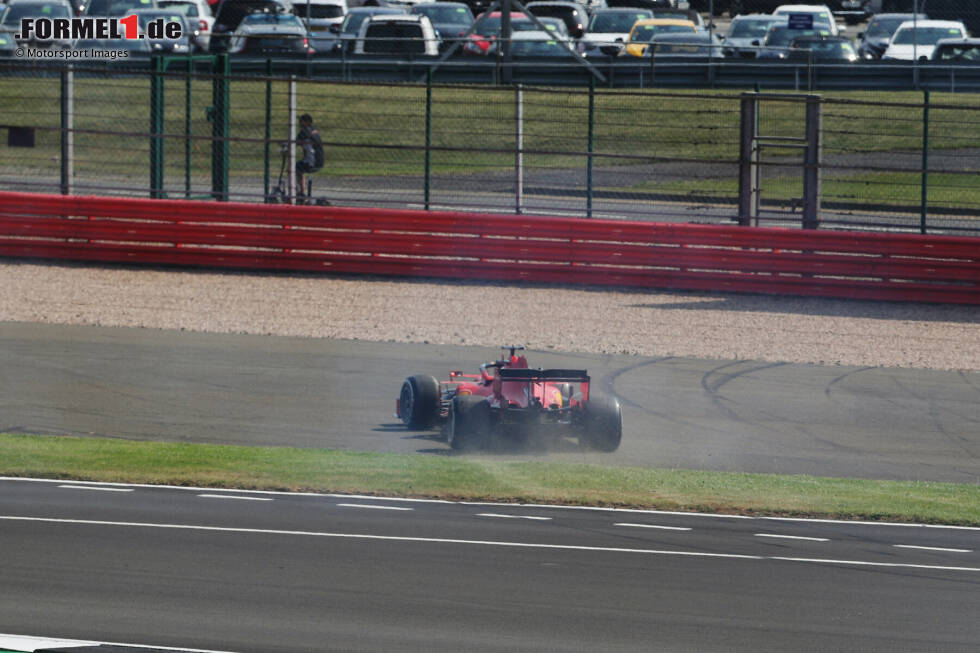 Sebastian Vettel (5): Das schlechte Abschneiden mag nicht nur seine Schuld sein, doch Teamchef Mattia Binotto hat recht, wenn er sagt, dass es vor allem der selbstverschuldete Dreher in der ersten Kurve war, der sein Rennen beeinträchtigt hat. Das Selbstvertrauen scheint dem viermaligen Weltmeister aktuell komplett zu fehlen. Sebastian Vettel (5): Das schlechte Abschneiden mag nicht nur seine Schuld sein, doch Teamchef Mattia Binotto hat recht, wenn er sagt, dass es vor allem der selbstverschuldete Dreher in der ersten Kurve war, der sein Rennen beeinträchtigt hat. Das Selbstvertrauen scheint dem viermaligen Weltmeister aktuell komplett zu fehlen.