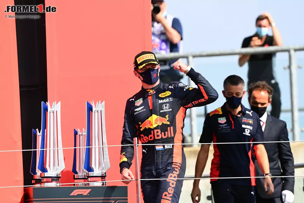 Max Verstappen (1): Da gibt es keine zwei Meinungen: Wer die "unschlagbaren" Mercedes bezwingt, der kann nur die Bestnote bekommen! Wer das Haar in der Suppe sucht, der könnte im Qualifying fündig werden, wo es "nur" Startplatz 4 war. Das hat er aber beim Start direkt korrigiert. Eine meisterhafte Vorstellung am Sonntag. Foto zur News: Max Verstappen (1): Da gibt es keine zwei Meinungen: Wer die "unschlagbaren" Mercedes bezwingt, der kann nur die Bestnote bekommen! Wer das Haar in der Suppe sucht, der könnte im Qualifying fündig werden, wo es "nur" Startplatz 4 war. Das hat er aber beim Start direkt korrigiert. Eine meisterhafte Vorstellung am Sonntag.