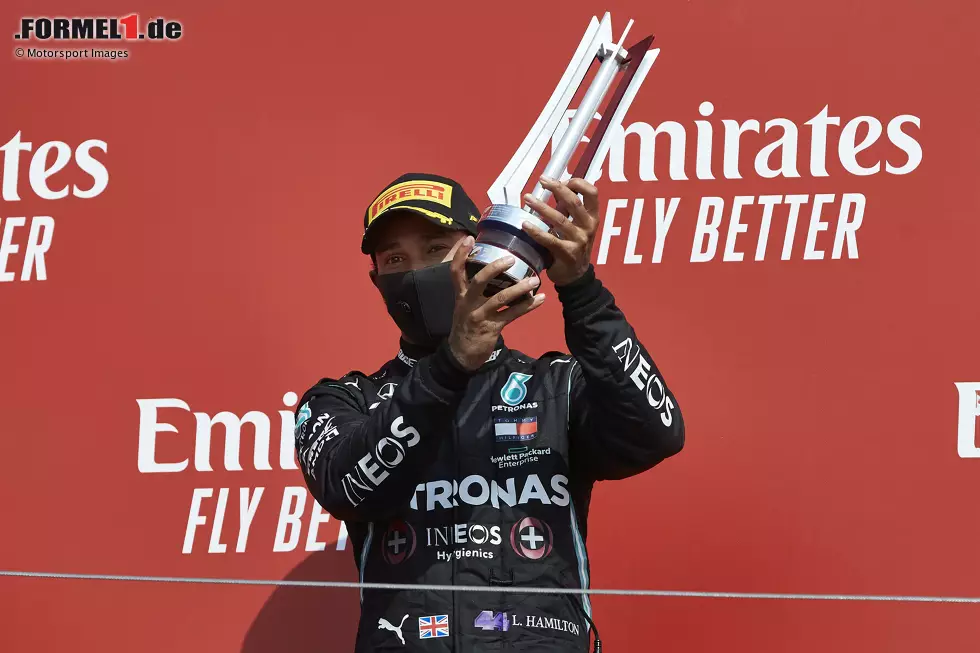 Lewis Hamilton (2): Rückblickend hatte er die bessere Strategie als sein Teamkollege. Das brachte ihm zumindest noch P2 und damit das Maximum, das für die strauchelnden Mercedes dieses Mal drin war. Starkes Reifenmanagement im Rennen. Im Qualifying allerdings hinter Bottas, deshalb kann es für uns keine 1 sein. Foto zur News: Lewis Hamilton (2): Rückblickend hatte er die bessere Strategie als sein Teamkollege. Das brachte ihm zumindest noch P2 und damit das Maximum, das für die strauchelnden Mercedes dieses Mal drin war. Starkes Reifenmanagement im Rennen. Im Qualifying allerdings hinter Bottas, deshalb kann es für uns keine 1 sein.