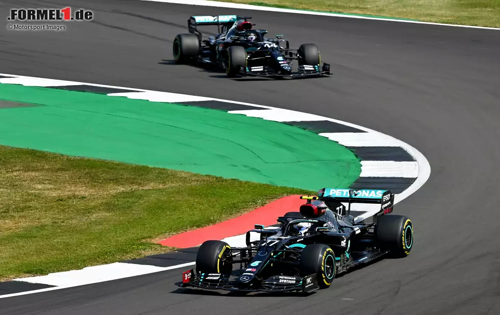 Valtteri Bottas (2): Im Qualifying schneller als Hamilton, und mit den Reifen der Vorwoche hätte er das Rennen wohl auch gewonnen. Am Ende dann allerdings hinter Verstappen und auch Hamilton, gegen den er sich auf stumpfen Waffen nicht mehr verteidigen konnte. Nach dem Rennen zu Recht verärgert, denn viel hat er nicht falsch gemacht. Foto zur News: Valtteri Bottas (2): Im Qualifying schneller als Hamilton, und mit den Reifen der Vorwoche hätte er das Rennen wohl auch gewonnen. Am Ende dann allerdings hinter Verstappen und auch Hamilton, gegen den er sich auf stumpfen Waffen nicht mehr verteidigen konnte. Nach dem Rennen zu Recht verärgert, denn viel hat er nicht falsch gemacht.