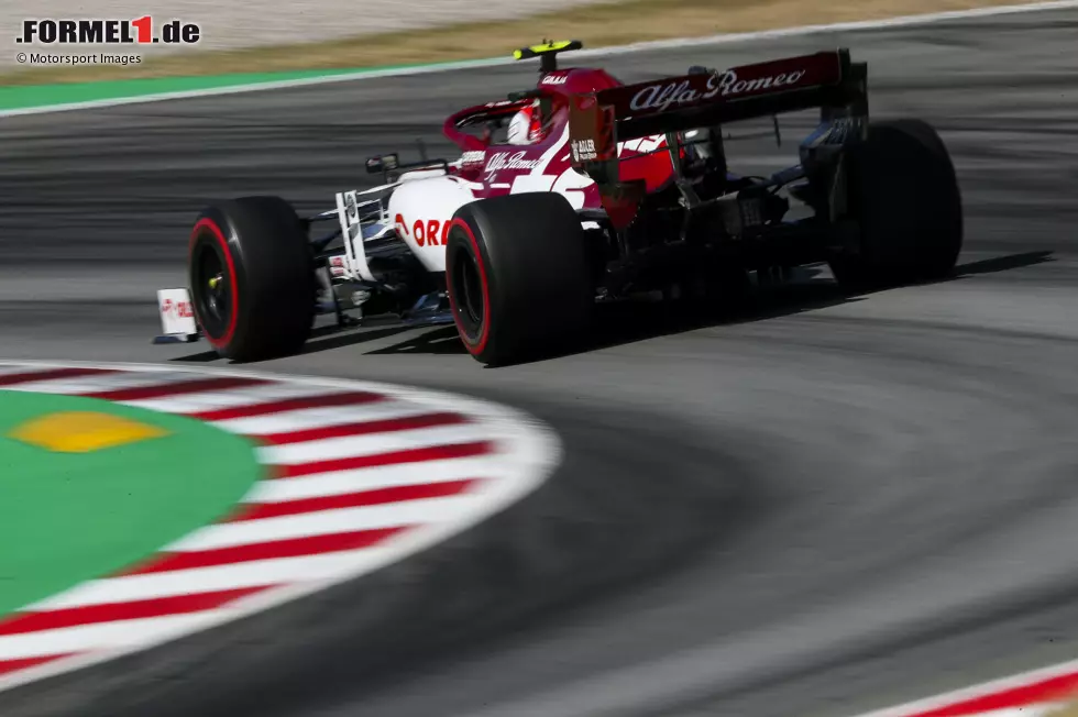 Foto zur News: Antonio Giovinazzi (4): Während der Teamkollege am Samstag den Sprung in Q2 schaffte, blieb Giovinazzi nur der letzte Startplatz - in Barcelona ein Todesurteil. Hat den Unterboden in Q1 laut eigener Aussage direkt in der ersten Runde kaputtgefahren und war deshalb chancenlos. P16 im Rennen als Schadensbegrenzung.