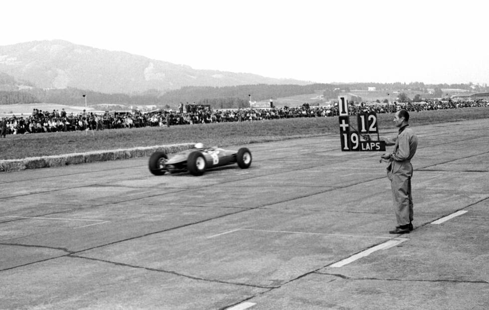 Foto zur News: 1961 wird als Geburtsjahr der Formel 1 in Österreich angesehen. Der &quot;Preis von Wien&quot; auf dem Flugplatz Wien-Aspern geht als erstes Rennen in die Geschichte ein, allerdings zählt der Grand Prix nicht zur Weltmeisterschaft. Stirling Moss gewinnt auf Lotus am 16. April überlegen vor 40.000 Zuschauern - sein letzter Formel-1-Sieg.