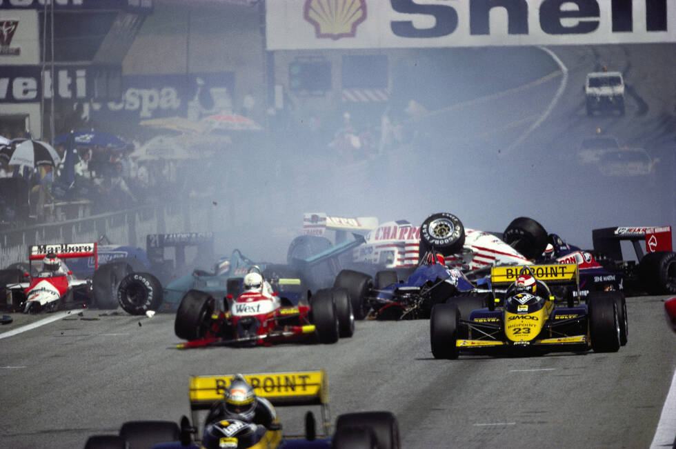 Foto zur News: ... denn der Start zum Grand Prix muss zweimal wiederholt werden. Zunächst hebt Martin Brundles Zakspeed im Mittelfeld auf einer Bodenwelle ab und wird zur Straßensperre. Beim zweiten Start kommt Nigel Mansell im Williams nicht weg (Kupplungsschaden). Beim dritten Anlauf starten immerhin noch 26 Autos.