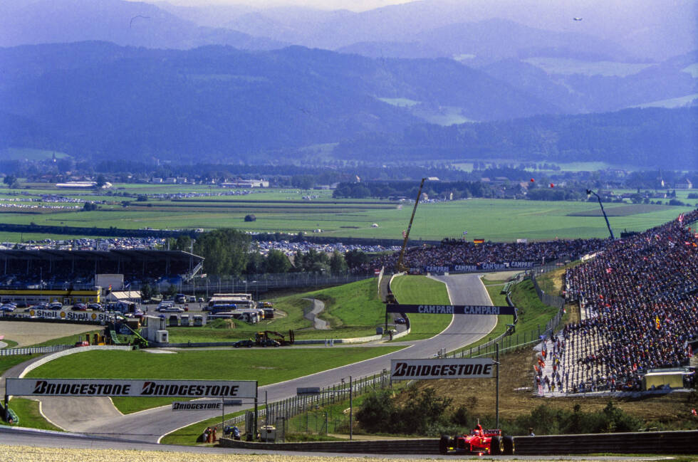 Foto zur News: Im Oktober 1995 wird der neue Formel-1-Vertrag zwischen der Steiermark und Ecclestone in London für die Dauer von sechs Jahren fixiert. Die Umbauarbeiten beginnen kurz danach: Die Strecke wird auf 4,323 Kilometer verkürzt, die Westschleife eliminiert. Alex Wurz dreht 1996 im Sauber die ersten Runden.