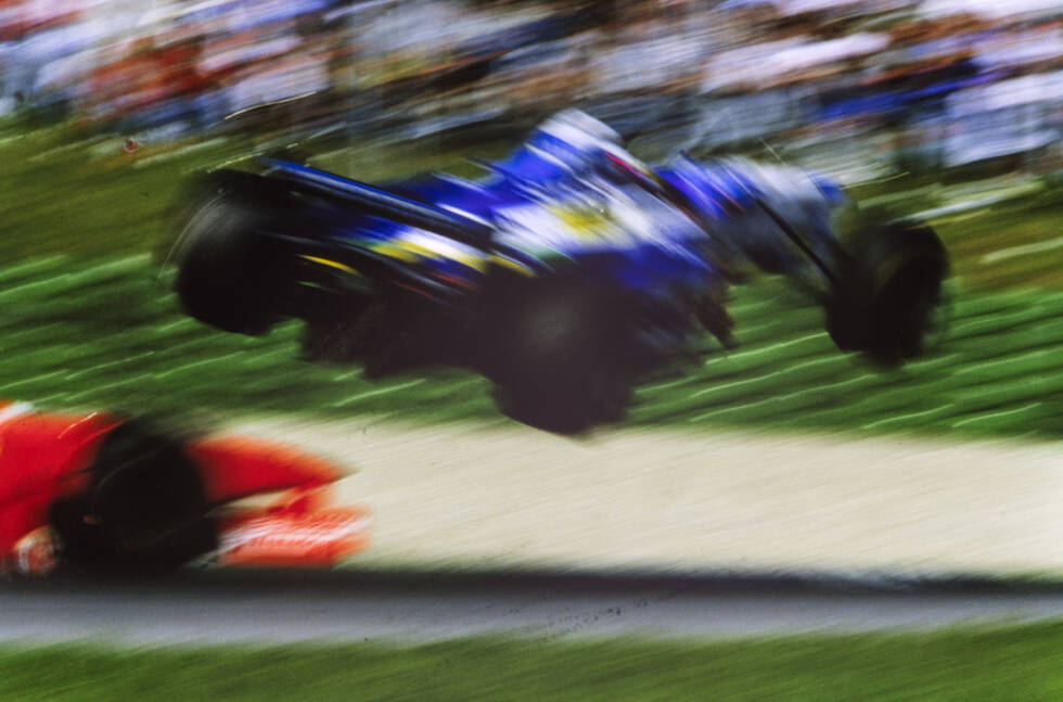 Foto zur News: Das Comeback 1997 wird sehnsüchtig erwartet, insgesamt 230.000 Fans pilgern an den neuen &quot;A1-Ring&quot;. Williams-Pilot Jaques Villeneuve fährt auf die Pole (1:10.304 Minuten - 13 Sekunden schneller als Piquet 1987). Im Rennen setzt er sich gegen David Coulthard im McLaren durch. Jean Alesi übersteht diesen Crash unverletzt.