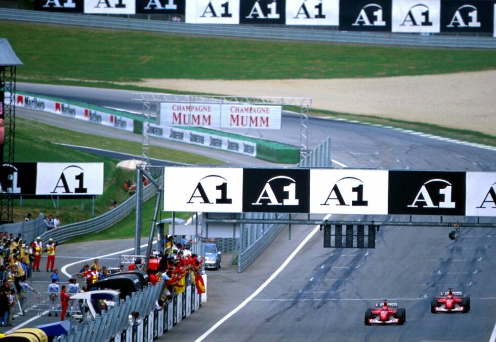 Foto zur News: 2002 folgt der große Skandal: Wieder pfeift Ferrari Barrichello zurück, diesmal führt der Brasilianer das Rennen bis zur letzten Runde an. Vor Start-Ziel verlangsamt er, Schumacher gewinnt. Auf dem Siegerpodest lässt der Deutsche seinen Teamkollegen oben stehen. Die Fans fühlen sich betrogen.