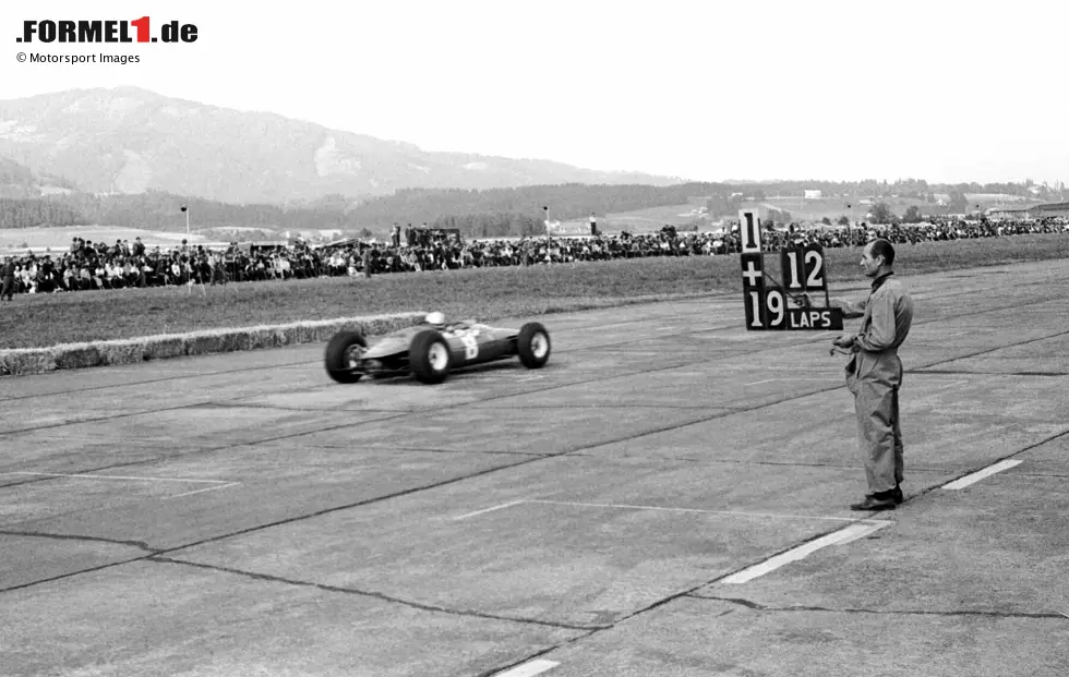 Foto zur News: 1961 wird als Geburtsjahr der Formel 1 in Österreich angesehen. Der &quot;Preis von Wien&quot; auf dem Flugplatz Wien-Aspern geht als erstes Rennen in die Geschichte ein, allerdings zählt der Grand Prix nicht zur Weltmeisterschaft. Stirling Moss gewinnt auf Lotus am 16. April überlegen vor 40.000 Zuschauern - sein letzter Formel-1-Sieg.