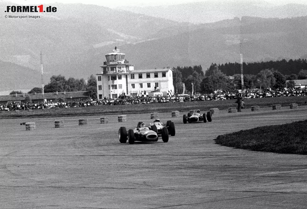 Foto zur News: Aber nicht nur in Wien wird 1961 bereits Formel 1 gefahren, auch in Zeltweg. Auf dem Militärflughafen Hinterstoisser wird das zweite Rennen ohne WM-Status ausgetragen. Bis auf Ferrari sind alle Marken mit ein bis zwei Werkswagen vertreten. Innes Ireland gewinnt auf Lotus. Als Preis darf er einen prächtigen Hirsch schießen.