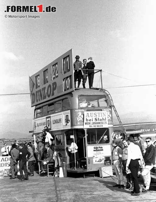 Foto zur News: ... dafür wird ein alter, ausrangierter Doppeldecker-Bus von London Transport um 550 Pfund gekauft. Im ersten Stock sitzen die Zeitnehmer, während im unteren Stock das &quot;Büro&quot; der Rennleitung untergebracht ist. Die Strecke kann erst am Mittwoch vor dem Rennen aufgebaut werden, da der Flughafen in Zeltweg voll in Betrieb ist.