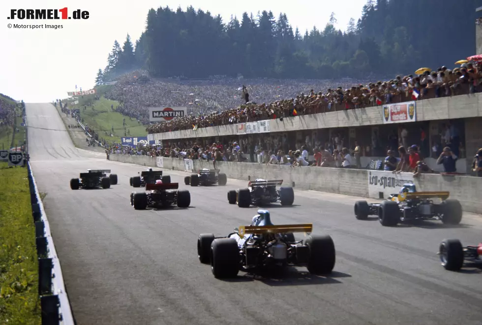 1971 stehen sowohl Marko (BRM) als auch Lauda (March) in der Startaufstellung des Grand Prix von Österreich. Jedoch haben beide nichts mit dem Sieg zu tun. Der Schweizer Jo Siffert triumphiert vor Emerson Fittipaldi und Tim Schenken. Das Rennen ist auch ein Jahr nach der Rindt-Tragödie gut besucht und wird zum Fixstern im Rennkalender. Foto zur News: 1971 stehen sowohl Marko (BRM) als auch Lauda (March) in der Startaufstellung des Grand Prix von Österreich. Jedoch haben beide nichts mit dem Sieg zu tun. Der Schweizer Jo Siffert triumphiert vor Emerson Fittipaldi und Tim Schenken. Das Rennen ist auch ein Jahr nach der Rindt-Tragödie gut besucht und wird zum Fixstern im Rennkalender.