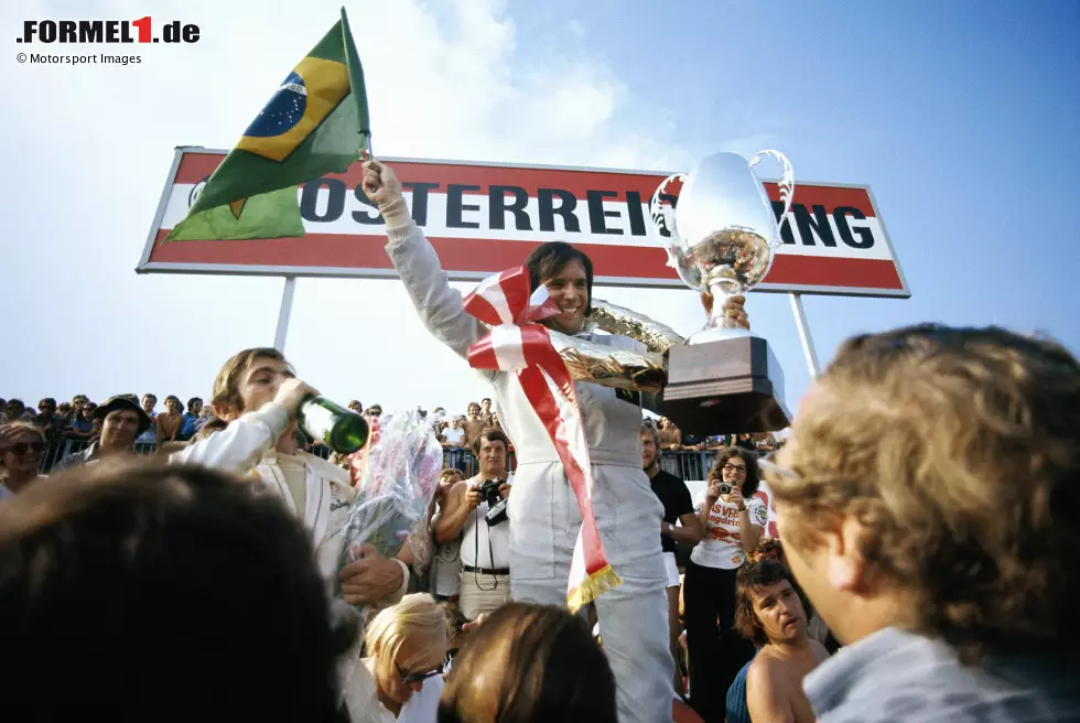 Mit 214,55 km/h Durchschnittsgeschwindigkeit siegt Emerson Fittipaldi 1972 im Lotus 72 in Österreich. Die Strecke zählt mit ihren langen Geraden zu den schnellsten im gesamten Rennkalender. Es folgt 1973 der Sieg von Ronnie Peterson ebenfalls auf Lotus und 1974 jener von Carlos Reutemann im Brabham. Foto zur News: Mit 214,55 km/h Durchschnittsgeschwindigkeit siegt Emerson Fittipaldi 1972 im Lotus 72 in Österreich. Die Strecke zählt mit ihren langen Geraden zu den schnellsten im gesamten Rennkalender. Es folgt 1973 der Sieg von Ronnie Peterson ebenfalls auf Lotus und 1974 jener von Carlos Reutemann im Brabham.