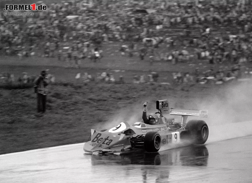 Am Rennsonntag regnet es aus Kübeln. Niki Lauda (Pole-Position) wird gleich am Start durchgereicht. Vittorio Brambilla kann sich im March an der Spitze behaupten. In Runde 29 (von 54) wird aufgrund des starken Regens abgebrochen. Auf Start-Ziel reißt der Italiener die Hände in die Höhe, und kracht mit dem Boliden in die Leitplanken. Foto zur News: Am Rennsonntag regnet es aus Kübeln. Niki Lauda (Pole-Position) wird gleich am Start durchgereicht. Vittorio Brambilla kann sich im March an der Spitze behaupten. In Runde 29 (von 54) wird aufgrund des starken Regens abgebrochen. Auf Start-Ziel reißt der Italiener die Hände in die Höhe, und kracht mit dem Boliden in die Leitplanken.