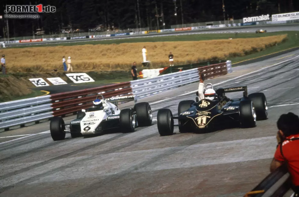 Die Strecke ist immer für Überraschungen gut, auch 1982. Zeltweg erlebt einen neuen Spitzenwert: 244,2 km/h Schnitt gefahren von Nelson Piquet im Training. Im Rennen führt Alain Prost bis vier Runden vor Schluss mit 30 Sekunden Vorsprung. Das Zielfinish entscheidet Premierensieger Elio de Angelis um 0,125 Sekunden gegen Keke Rosberg! Foto zur News: Die Strecke ist immer für Überraschungen gut, auch 1982. Zeltweg erlebt einen neuen Spitzenwert: 244,2 km/h Schnitt gefahren von Nelson Piquet im Training. Im Rennen führt Alain Prost bis vier Runden vor Schluss mit 30 Sekunden Vorsprung. Das Zielfinish entscheidet Premierensieger Elio de Angelis um 0,125 Sekunden gegen Keke Rosberg!