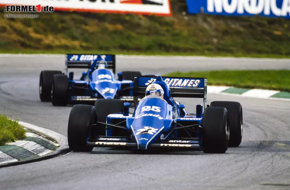 Immer wieder kommt es auf der Hochgeschwindigkeitsstrecke auch zu schweren Unfällen: 1985 sorgt Andrea de Cesaris für ein kleines Wunder. Er kommt mit 250 km/h von der Strecke ab, rutscht in eine Böschung und überschlägt sich mehrfach. Er bleibt dabei zum Glück völlig unverletzt. Foto zur News: Immer wieder kommt es auf der Hochgeschwindigkeitsstrecke auch zu schweren Unfällen: 1985 sorgt Andrea de Cesaris für ein kleines Wunder. Er kommt mit 250 km/h von der Strecke ab, rutscht in eine Böschung und überschlägt sich mehrfach. Er bleibt dabei zum Glück völlig unverletzt.