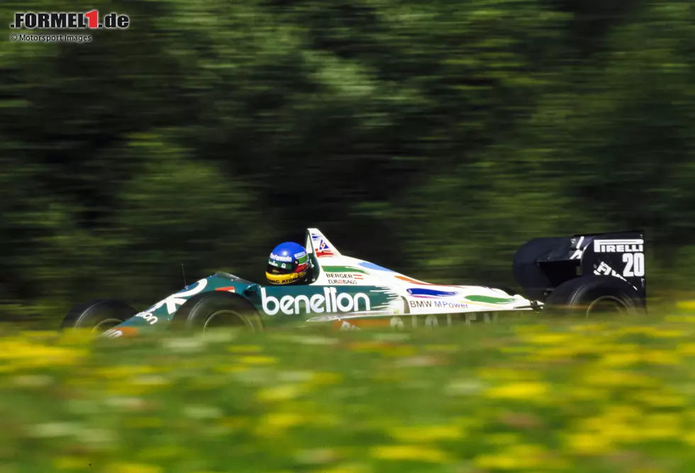 "Auf dem Hungaroring, da weißt du, es kann nichts passieren, wenn du wo rausfliegst. Hier dagegen bist du tot", sagt Gerhard Berger vor dem Qualifying 1986. Er prophezeit damit das Ende des Österreichrings. Und sollte Recht behalten. Im Rennen fällt er in Führung liegend zurück (Batterie), Prost gewinnt zum dritten Mal. Foto zur News: "Auf dem Hungaroring, da weißt du, es kann nichts passieren, wenn du wo rausfliegst. Hier dagegen bist du tot", sagt Gerhard Berger vor dem Qualifying 1986. Er prophezeit damit das Ende des Österreichrings. Und sollte Recht behalten. Im Rennen fällt er in Führung liegend zurück (Batterie), Prost gewinnt zum dritten Mal.