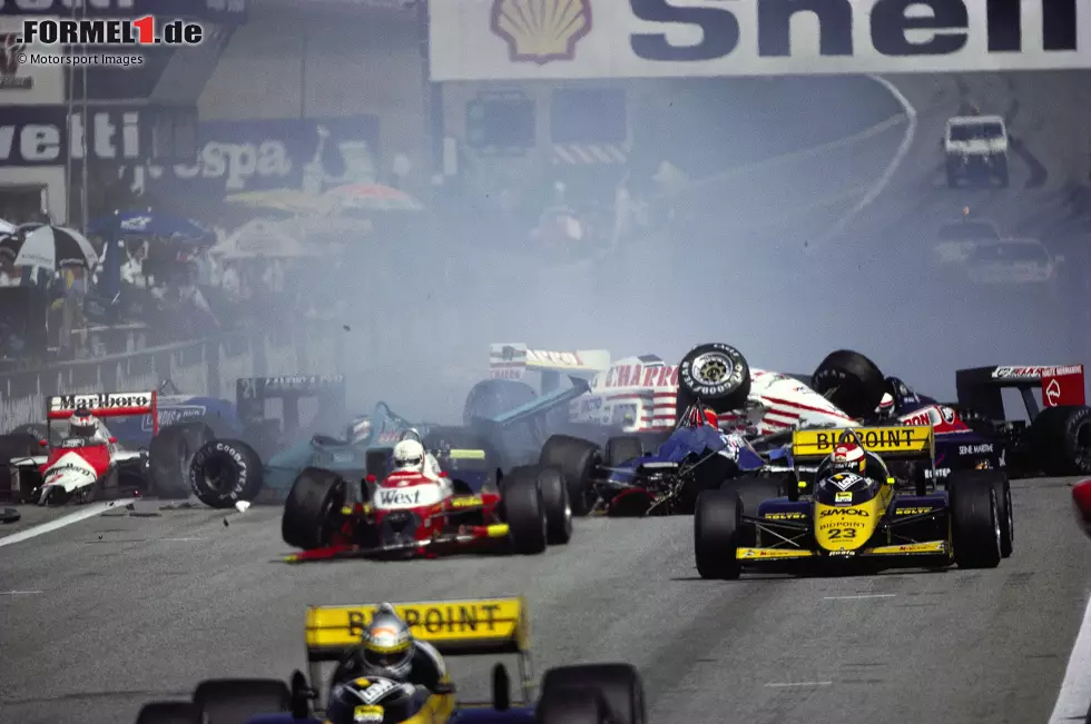 ... denn der Start zum Grand Prix muss zweimal wiederholt werden. Zunächst hebt Martin Brundles Zakspeed im Mittelfeld auf einer Bodenwelle ab und wird zur Straßensperre. Beim zweiten Start kommt Nigel Mansell im Williams nicht weg (Kupplungsschaden). Beim dritten Anlauf starten immerhin noch 26 Autos. Foto zur News: ... denn der Start zum Grand Prix muss zweimal wiederholt werden. Zunächst hebt Martin Brundles Zakspeed im Mittelfeld auf einer Bodenwelle ab und wird zur Straßensperre. Beim zweiten Start kommt Nigel Mansell im Williams nicht weg (Kupplungsschaden). Beim dritten Anlauf starten immerhin noch 26 Autos.
