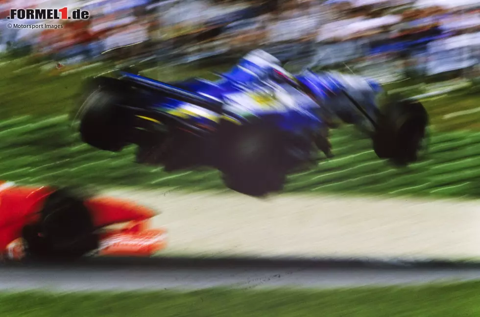 Das Comeback 1997 wird sehnsüchtig erwartet, insgesamt 230.000 Fans pilgern an den neuen "A1-Ring". Williams-Pilot Jaques Villeneuve fährt auf die Pole (1:10.304 Minuten - 13 Sekunden schneller als Piquet 1987). Im Rennen setzt er sich gegen David Coulthard im McLaren durch. Jean Alesi übersteht diesen Crash unverletzt. Foto zur News: Das Comeback 1997 wird sehnsüchtig erwartet, insgesamt 230.000 Fans pilgern an den neuen "A1-Ring". Williams-Pilot Jaques Villeneuve fährt auf die Pole (1:10.304 Minuten - 13 Sekunden schneller als Piquet 1987). Im Rennen setzt er sich gegen David Coulthard im McLaren durch. Jean Alesi übersteht diesen Crash unverletzt.