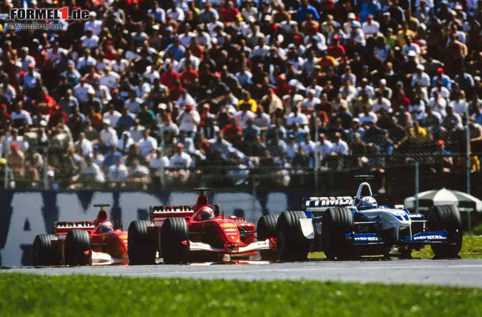 ... zunächst wird ihm 2001 von Rubens Barrichello der zweite Platz geschenkt. Nicht ganz freiwillig. Der Brasilianer befolgt den Funkspruch von Jean Todt: "Let Michael pass for the championship!" David Coulthard kann die Ehre von McLaren-Mercedes zunächst mit seinem Sieg noch hochhalten. Doch nicht mehr lange. Foto zur News: ... zunächst wird ihm 2001 von Rubens Barrichello der zweite Platz geschenkt. Nicht ganz freiwillig. Der Brasilianer befolgt den Funkspruch von Jean Todt: "Let Michael pass for the championship!" David Coulthard kann die Ehre von McLaren-Mercedes zunächst mit seinem Sieg noch hochhalten. Doch nicht mehr lange.