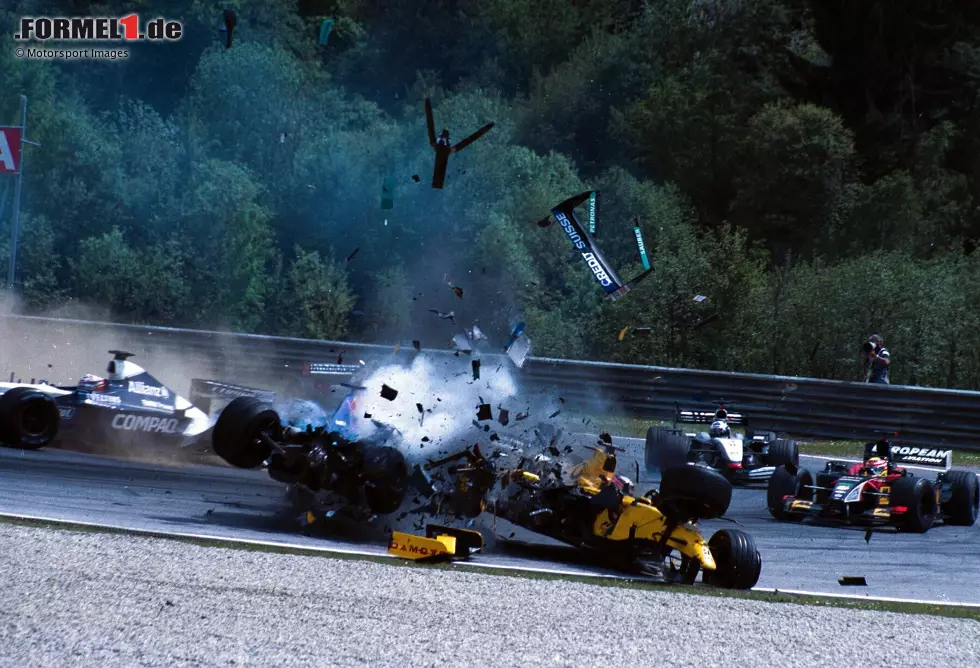 Schon vor der Stallorder schocken Nick Heidfeld und Takuma Sato die Fans. Der Sauber kracht mit 270 km/h ungebremst in der dritten Kurve in den Jordan des Japaners. "Ich habe gedacht, ein Meteor würde mich treffen", erzählt Sato Jahre später. Er bleibt bei der Kollision wie auch der Deutsche unverletzt. Foto zur News: Schon vor der Stallorder schocken Nick Heidfeld und Takuma Sato die Fans. Der Sauber kracht mit 270 km/h ungebremst in der dritten Kurve in den Jordan des Japaners. "Ich habe gedacht, ein Meteor würde mich treffen", erzählt Sato Jahre später. Er bleibt bei der Kollision wie auch der Deutsche unverletzt.